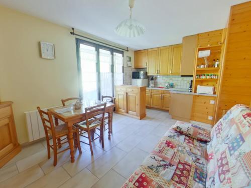 Appartement confortable avec terrasse et Wi-Fi aux Rousses - FR-1-834-1