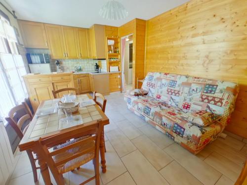 un salon avec un canapé et une table dans l'établissement Appartement confortable avec terrasse et Wi-Fi aux Rousses - FR-1-834-1, aux Rousses