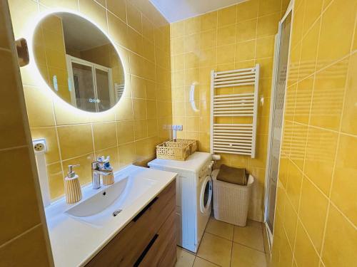 une salle de bain avec un lavabo, des toilettes et un miroir dans l'établissement T2 et Cabine avec Piscine et Parking - Cap d'Agde - FR-1-249-441, au Cap d'Agde