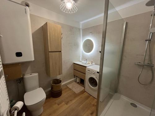 une salle de bain avec un lavabo et une machine à laver dans l'établissement Bel appartement climatisé avec piscine et garage à Sète - FR-1-338-624, à Sète