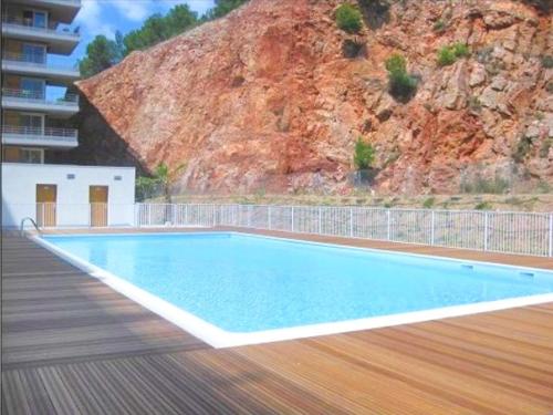 une piscine sur le pont d'un immeuble dans l'établissement Bel appartement climatisé avec piscine et garage à Sète - FR-1-338-624, à Sète