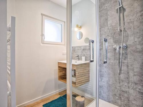 une salle de bain avec douche et lavabo dans l'établissement Appartement charmant avec jardinet, proche plage, 2 chambres - FR-1-788-79, à Merville-Franceville-Plage