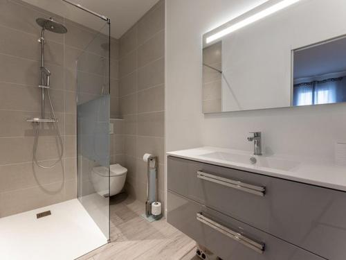 ein Badezimmer mit Dusche, Waschbecken und Toilette in der Unterkunft Villa 125m² avec piscine chauffée, 3 chambres, terrasse à La Flotte - FR-1-835-30 in La Flotte