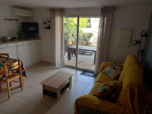 Photo de la galerie de l'établissement Villa 2 chambres avec terrasse ensoleillée, Cap d'Agde - FR-1-249-443, au Cap d'Agde