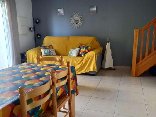 Photo de la galerie de l'établissement Villa 2 chambres avec terrasse ensoleillée, Cap d'Agde - FR-1-249-443, au Cap d'Agde