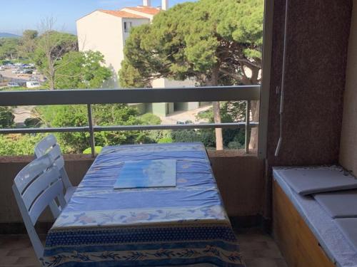 d'une table et d'une chaise sur un balcon avec vue. dans l'établissement T2 à Hyères avec Parking, 4 Personnes - FR-1-335-207, à Hyères