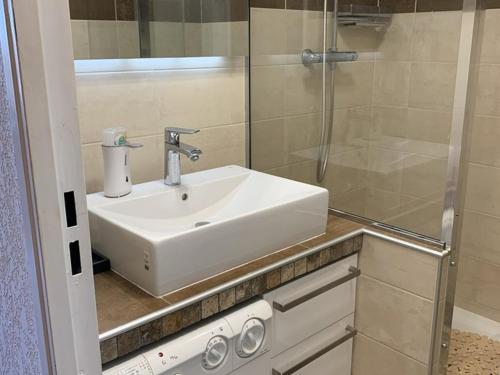 une salle de bain avec un lavabo et une douche dans l'établissement T2 à Hyères avec Parking, 4 Personnes - FR-1-335-207, à Hyères