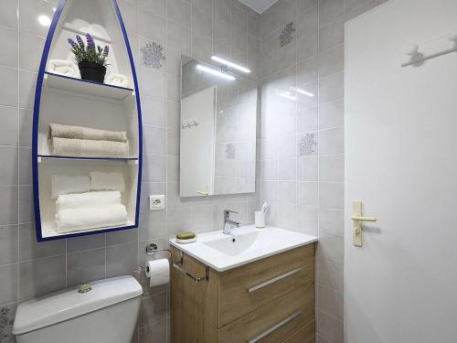 une salle de bain avec un lavabo et un miroir dans l'établissement Appartement Hendaye avec piscine et parking - FR-1-2-443, à Hendaye