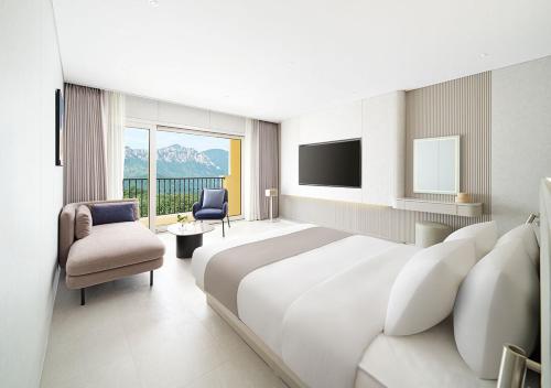 Postel nebo postele na pokoji v ubytování Hanwha Resort Seorak Sorano