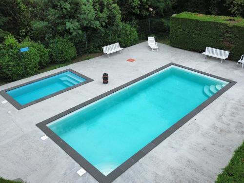 - une vue sur la piscine dans la cour dans l'établissement Arcachon - Superbe T3 avec terrasse, piscine et parking sécurisé - 6 personnes - FR-1-420-33, à Arcachon