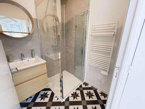 a bathroom with a shower and a sink at Maison de ville à 50m de la plage et commerces, 2 chambres, cour mitoyenne - FR-1-361-114 in Bouillon