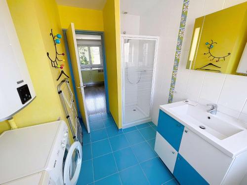 a bathroom with a sink and a washing machine at Appartement cosy à 200m de la mer, 2 chambres, centre-ville de St Pair-sur-Mer, parking inclus - FR-1-361-543 in Saint-Pair-sur-Mer