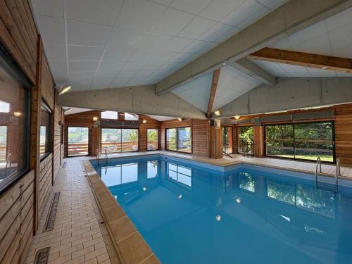 - une grande piscine dans un bâtiment doté de fenêtres dans l'établissement Appartement cosy proche centre village avec balcon et parking - FR-1-560-161, à Combloux