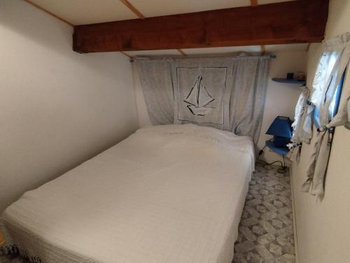 - une petite chambre avec un lit blanc et une fenêtre dans l'établissement T3 Mezzanine avec Piscine à 200m de la Plage, Parking Inclus - 6 Pers - FR-1-795-2, à Narbonne