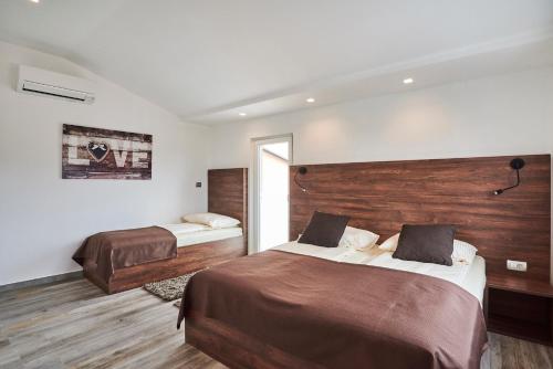 烏馬格的住宿－Apartments Tre Perle，一间卧室设有两张床和木墙
