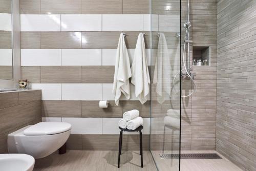 een badkamer met een toilet en een douche bij Apartments Tre Perle in Umag