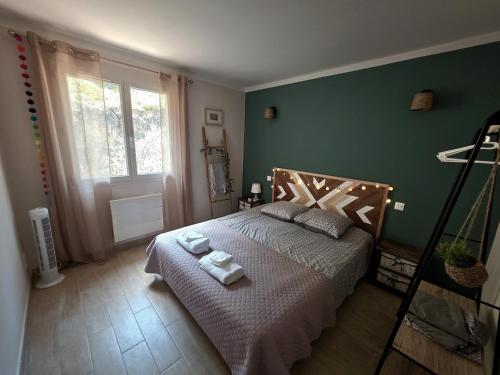 une chambre avec un lit avec deux serviettes dessus dans l'établissement Casa Agave-Charmante maison avec étage offrant des prestations de qualité., à Sillans-la-Cascade