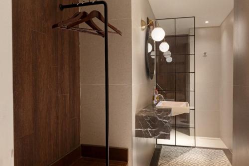 Koupelna v ubytování Kampi Hotel Tunjungan - Surabaya