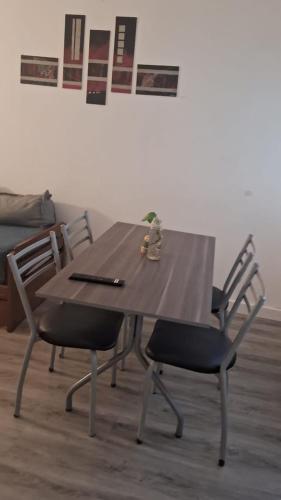 a wooden table and two chairs in a room at Depto 1 ambiente in Mar del Plata