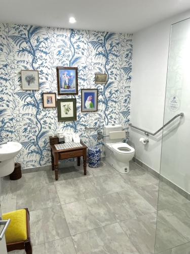 Bilik mandi di The Provincial Boutique Hotel