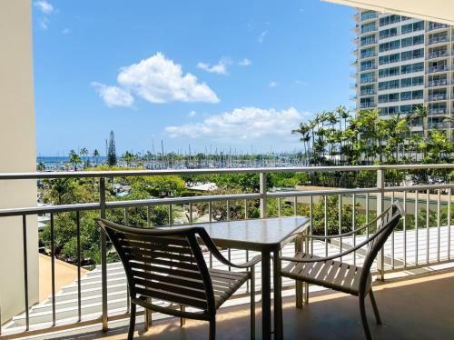 Μπαλκόνι ή βεράντα στο Ilikai Apt 302 - Newly Renovated Studio with Breathtaking Ocean & Harbor Views Modern Updates September 2025