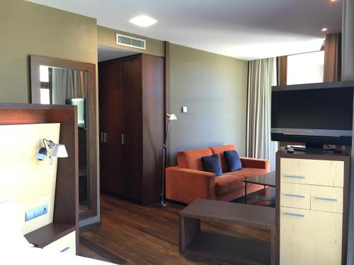 TV a/nebo společenská místnost v ubytování SOMMOS Hotel Aneto