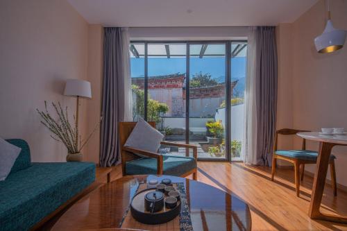 a living room with a couch and a table at Hong Long Jing Hotel in Dali