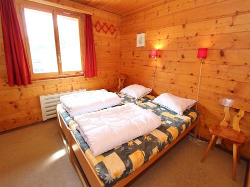 Postel nebo postele na pokoji v ubytování Chalet in Wiler near Ski Lift & Views, cleaning included