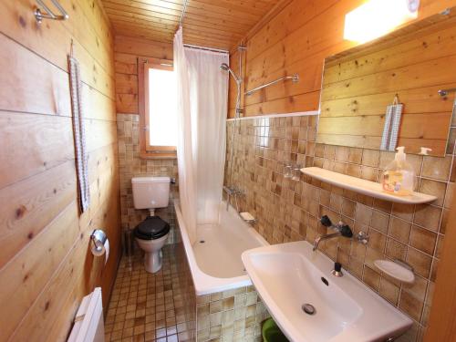 Koupelna v ubytování Chalet in Wiler near Ski Lift & Views, cleaning included