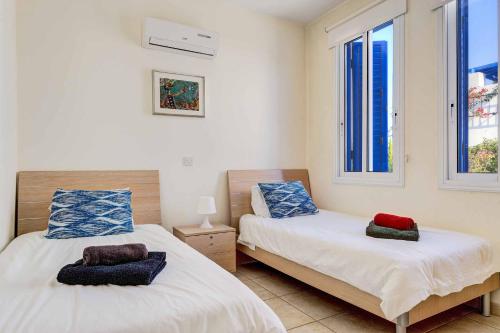 Postel nebo postele na pokoji v ubytování Latchi Beach Villa
