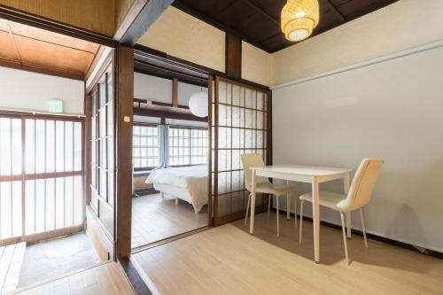 Postel nebo postele na pokoji v ubytování Renovated private traditional house near Nara Park Guesthouse奈良京終