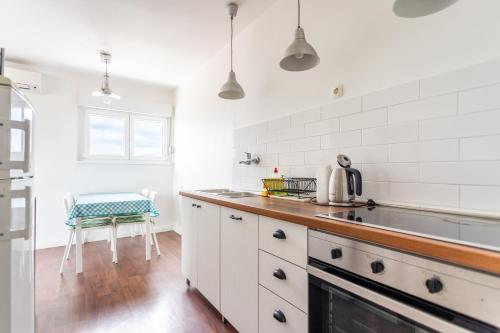 Comfortable apt with great city and sea view
