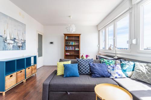 Comfortable apt with great city and sea view