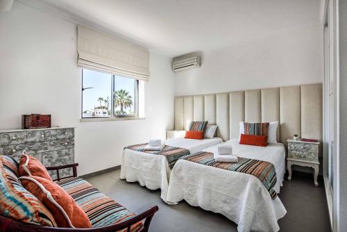 a hotel room with two beds and a window at Villa Marquesa in Guia
