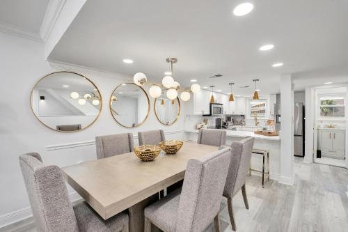 Cucina o angolo cottura di Beachfront Luxury House