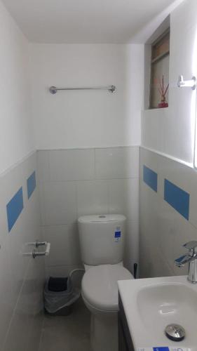 a white bathroom with a toilet and a sink at Cálida Casa Zil&Li coliving Tunja in Tunja