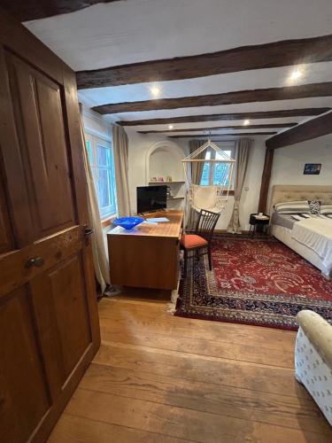 a bedroom with a bed and a desk with a desk at Bergfohlenhof in Höchst im Odenwald