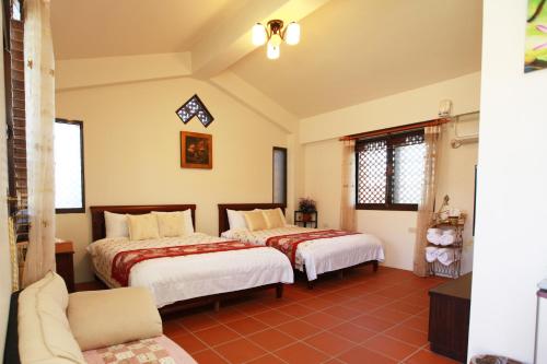 蘇澳鎮的住宿－閑居民宿，一间带两张床和一张沙发的卧室