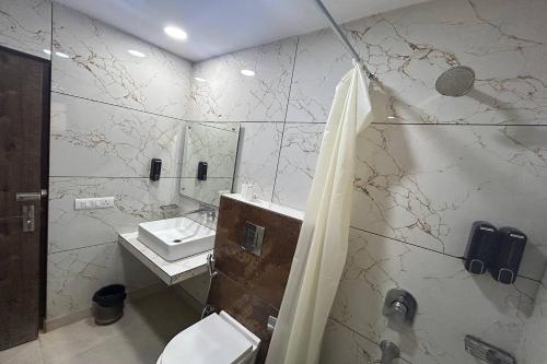 Koupelna v ubytování HOTEL SINGH CONTINETAL