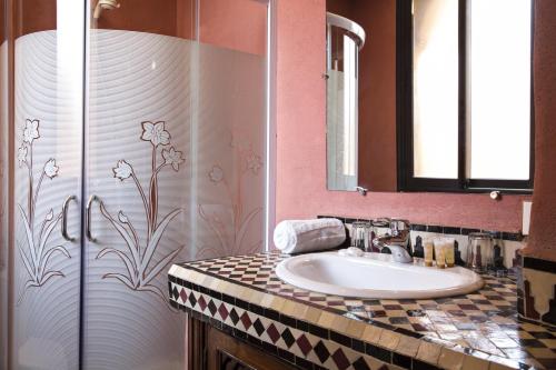y baño con lavabo y ducha. en Marrakech House, en Marrakech