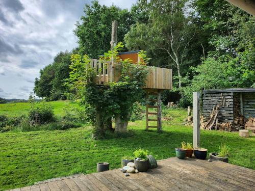 Κήπος έξω από το Swedish Wooden House In Protected Nature Area
