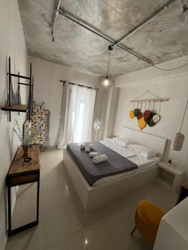 Ένα ή περισσότερα κρεβάτια σε δωμάτιο στο modern rustic house