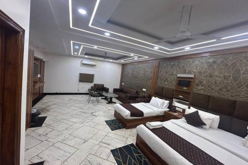 a hotel room with two beds and a couch at HOTEL SINGH CONTINETAL in New Delhi