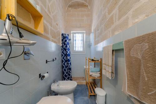 a small bathroom with a toilet and a sink at La Casa del Paese in Favignana