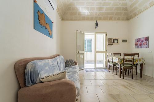 a living room with a couch and a table at La Casa del Paese in Favignana
