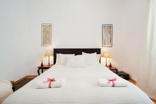 Llit o llits en una habitació de Bright and Charming 1BR Apt w Sea Views Near Shore with Shelter by Sea N' Rent