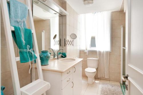 Bany a Bright and Charming 1BR Apt w Sea Views Near Shore with Shelter by Sea N' Rent