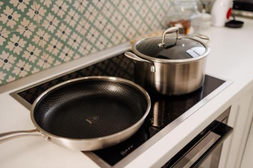 a pot sitting on top of a stove in a kitchen at Fabulous Bulevard Ultracentral Apartament in Arad