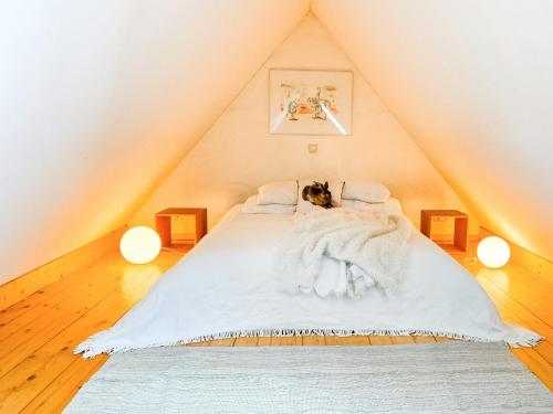 Ένα ή περισσότερα κρεβάτια σε δωμάτιο στο Charming Cottage In The Heart Of Nature