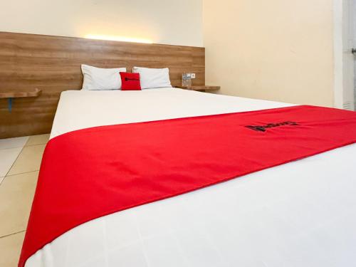 Una cama o camas en una habitación de RedDoorz at Hotel Mutiara Ponorogo